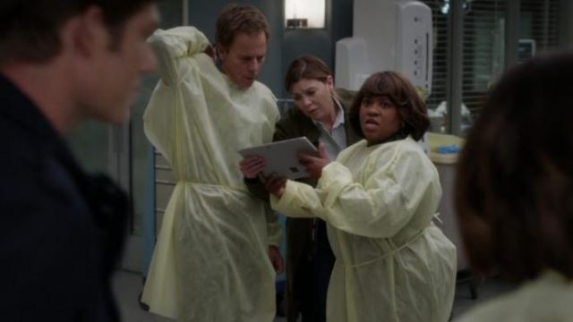 Microsoft Surface pro used by Dr. Miranda Bailey (Chandra Wilson) in Grey's Anatomy (S16E10)