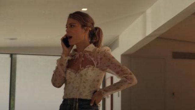 Flo­ral Busti­er Long Sleeve Top worn by Noa Hamilton (Nathalie Kelley) in The Baker and the Beauty Season 1 Episode 5
