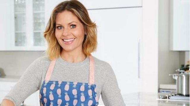Pineap­ple Ruf­fle Apron worn by D.J. Tanner-Fuller (Candace Cameron-Bure) in Fuller House