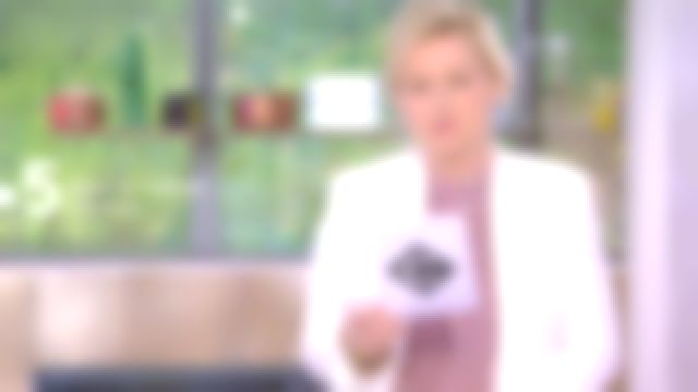 La chemise col rond ample imprimée de Anne-Élisabeth Lemoine dans C à Vous le 13.05.2020