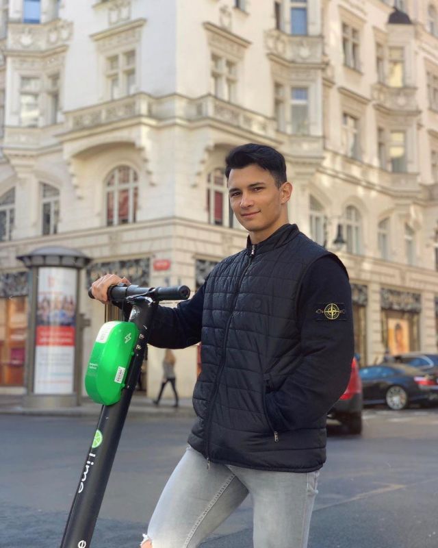 The pull ras-the-neck Stone Island worn by Chris Dedi on his account Instagram