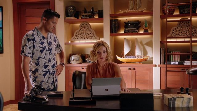 Jazz Life Book of Juliett Higgins (Perdita Weeks) in Magnum P.I. (S02E12)