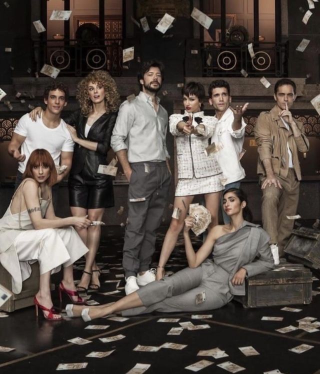 The combination of asymmetric Nairobi Alba Flores on a poster of the series " la casa de papel