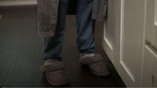 Gris Chaussons portés par Jen Harding (Christina Applegate) dans la Mort pour Moi la Saison 2 Épisode 1