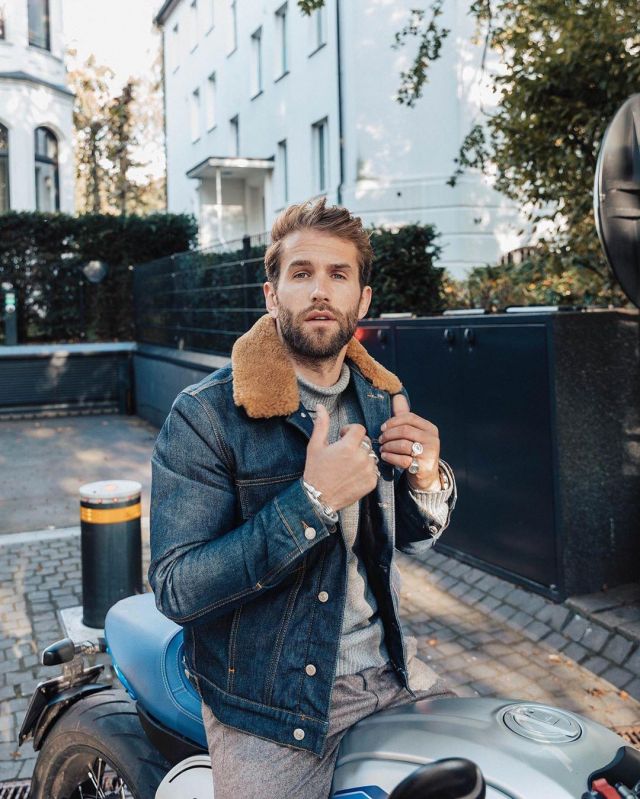 Shear­ling-Col­lar Den­im Jack­et worn by Andre Hamann on his Instagram account @andrehamann