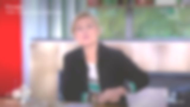 Le tee shirt azur, bandes colorées de Anne-Élisabeth Lemoine dans C à Vous le 14.05.2020