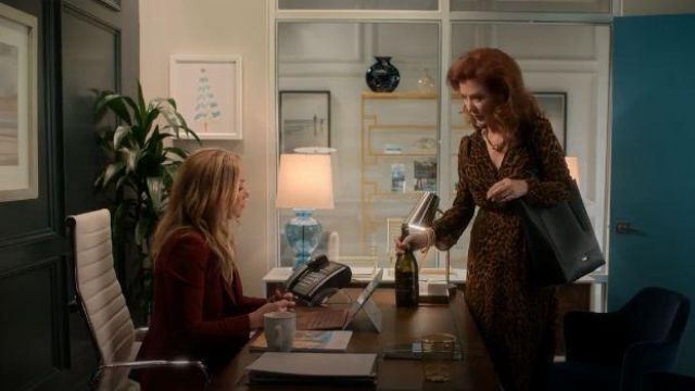 Imprimé léopard Robe Wrap porté par Lorna Harding (Valerie Mahaffey) dans Dead Me Saison 2 Episode 2