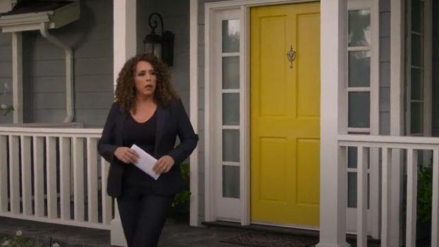 Gris Modern Essentials Pantalon porté par le Détective Ana Perez (Diana-Maria Riva) dans Dead Me Saison 2 Episode 2