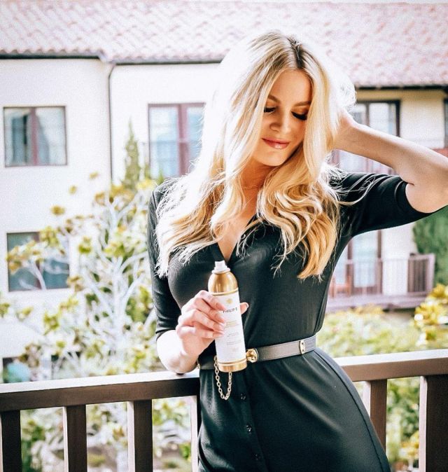 The Es­per­an­za Maxi Dress of McKenna Wesley on the Instagram account @thebubblyblonde