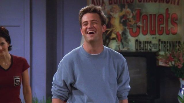 Le sweatshirt bleu basique porté par Chandler Bing (Matthew Perry) dans la série Friends