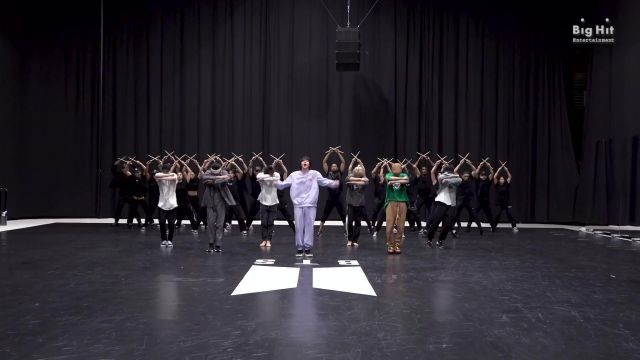Chándal de Jin en el video de YouTube [COREOGRAFÍA] BTS (방탄소년단) 'ON' Práctica de baile