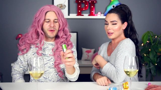 The wig rose by Pierre-Luc Cloutier in the YouTube video WE TEST THE SWEETS of ACID (with Gabrielle Marion) | PL Cloutier