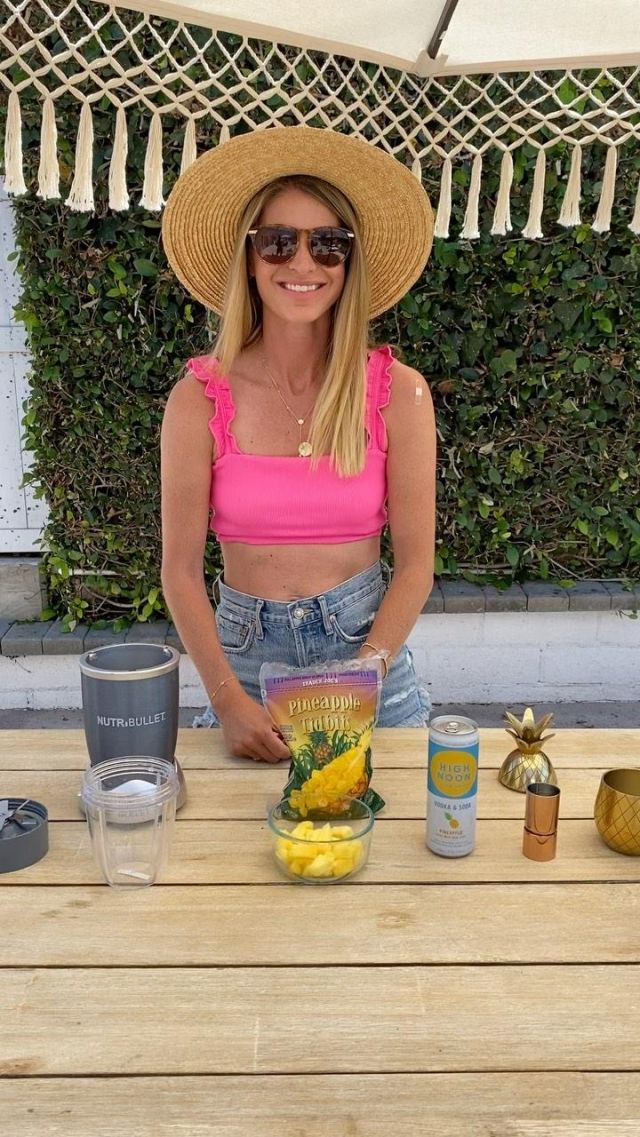 Joan­na Straw Hat of Ashley Tarkington Jackel on the Instagram account @ashnfashn
