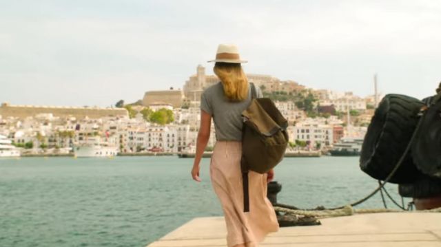 Sac à dos porté par Zoe Walker (Laura Haddock) à des Lignes Blanches (S01E01)