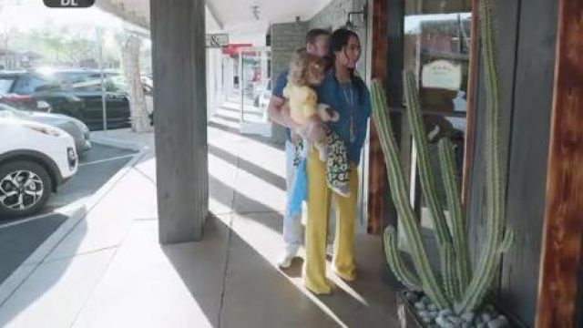 Jaune Jambe Évasée Pantalon porté par Brie Bella dans le Total des Beaux-Saison 5 Épisode 7