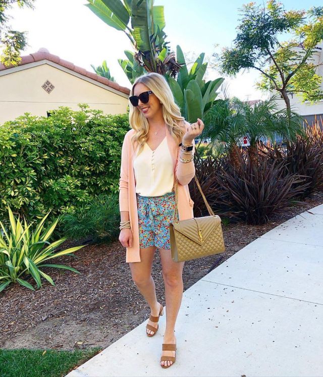 Leather En­ve­lope Medi­um Bag of Kelssey Layton on the Instagram account @kelsslayt