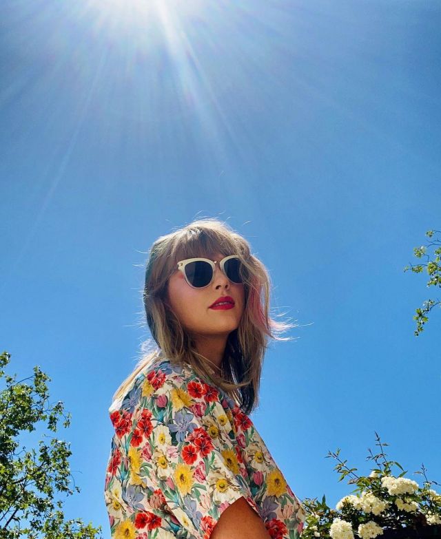 Toms Ade­line Pearl Fade Sun­glass­es worn by Taylor Swift Instagram Pic May 17, 2020