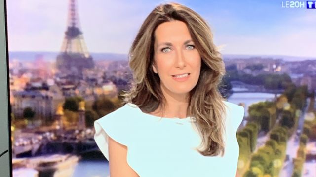 Robe blanche portée par Anne-Claire Coudray dans Le Journal de 20h de TF1