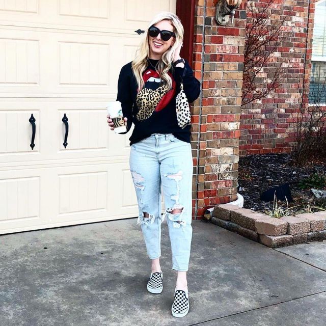 High Rise Dis­tressed Mom Jeans of Kelssey Layton on the Instagram account @kelsslayt