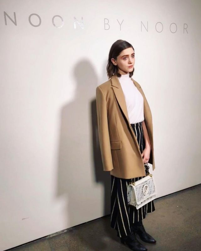 The transparent bag and white Fendi worn by Natalia Dyer on his account Instagram @nattyiceofficial