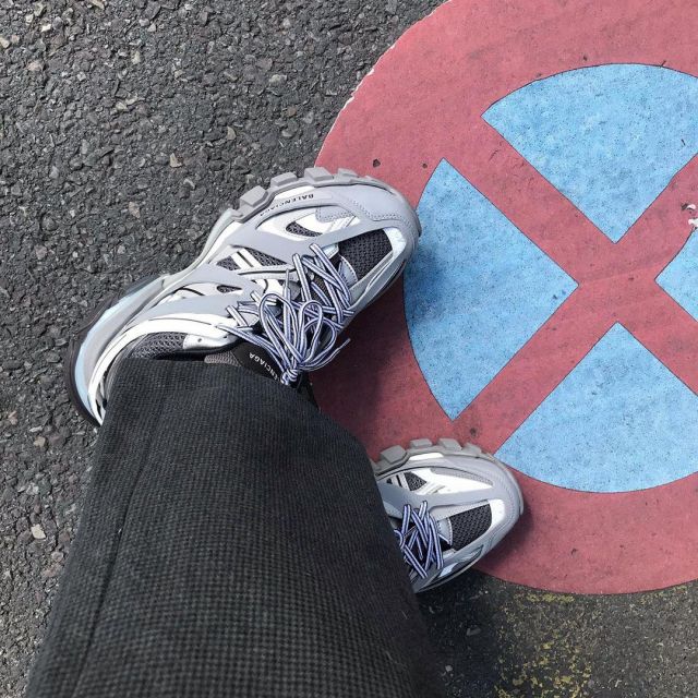 La paire de baskets Balenciaga Track Grey portée par Alex aka La routine YT sur son compte Instagram @laroutineyt