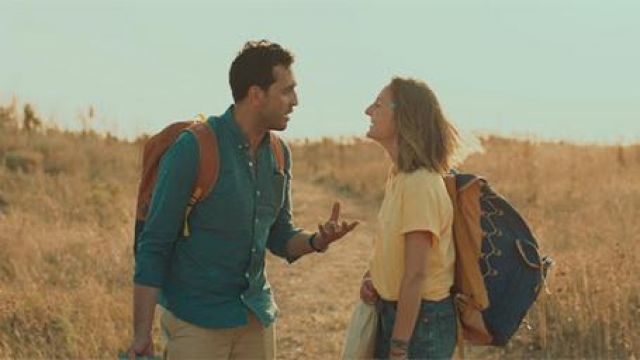 La camisa azul moteada que usó Benjamin (Jonathan Cohen) en la película First Holidays