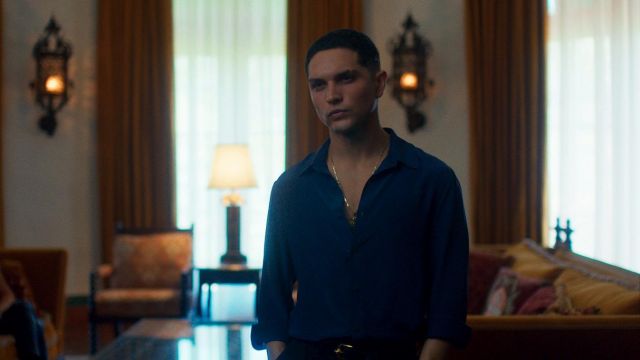 La chemise bleue portée par Jesus (Augusto Aguilera) dans Too Old to die Young (Saison 1 Episode 6)