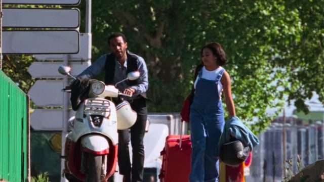 The overalls oversize of Julie (Amandla Stenberg) in The Eddy (S01E01)