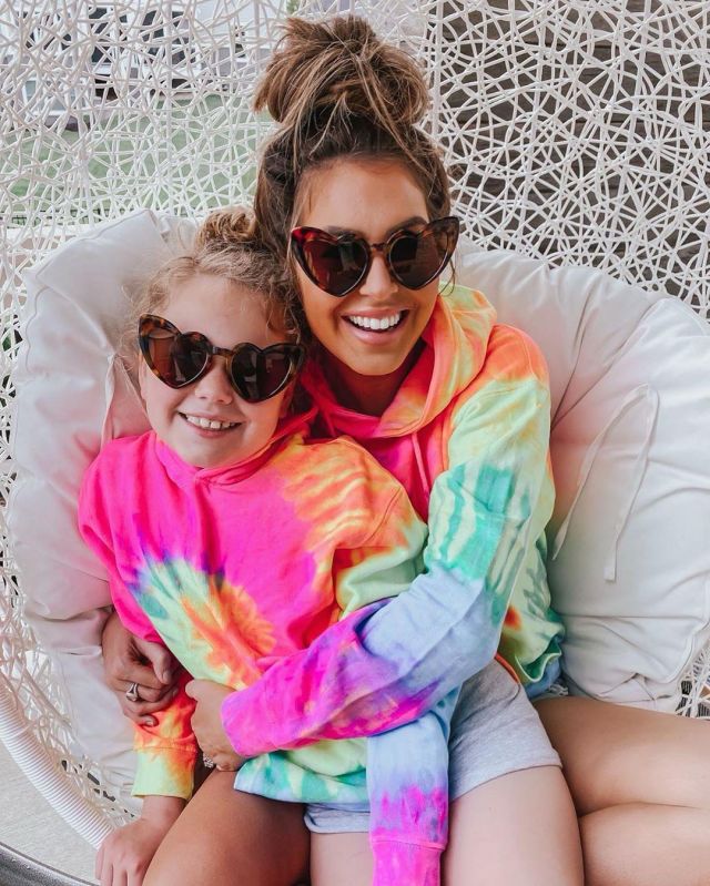 Sojos Heart Sun­glass­es of Hollie Woodward on the Instagram account @holliewdwrd