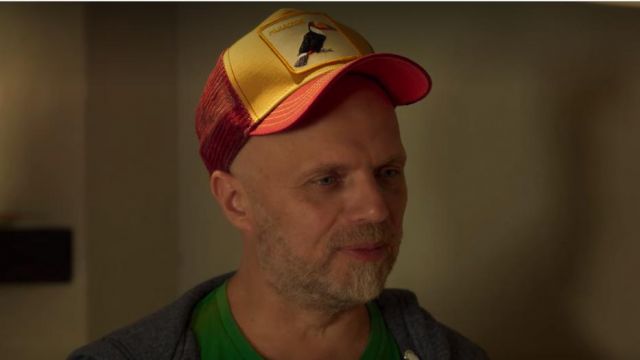 The cap toucan red and yellow worn by Sebastian (Sebastian Wainraich) in Happy... or almost (Season 1)