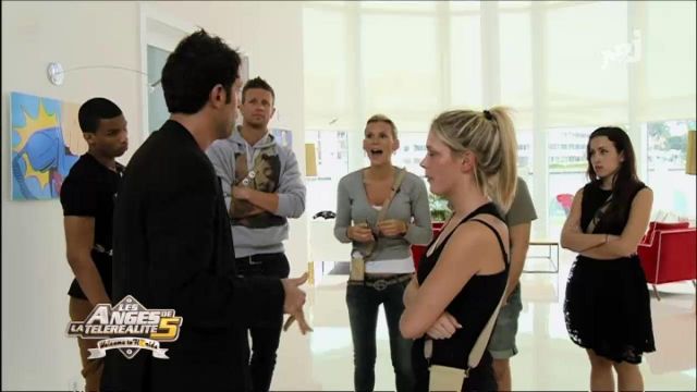 the sweatshirt with hood-grey pattern in front of Benjamin Machet in The Angels of reality tv 5