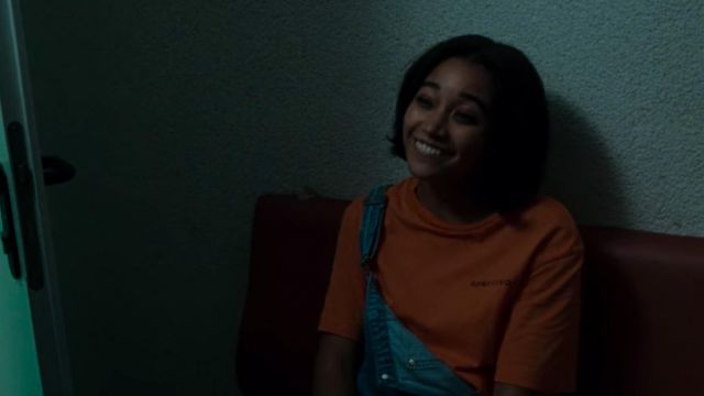 Le t-shirt orange de Julie (Amandla Stenberg) dans The Eddy (S01E02)