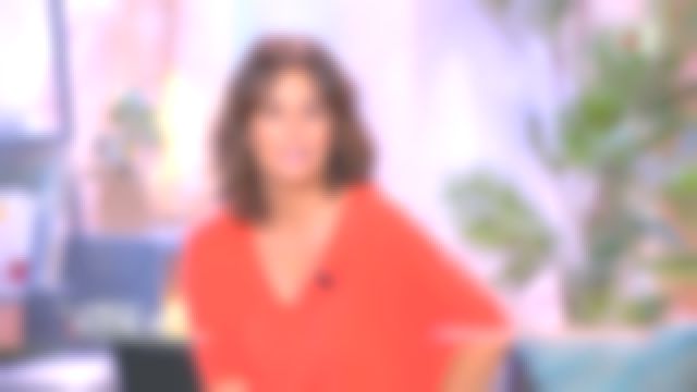 Pull Faustine Bollaert Ca Commence Aujourd'hui Le pull orange col V de Faustine Bollaert dans Ça commence aujourd'hui