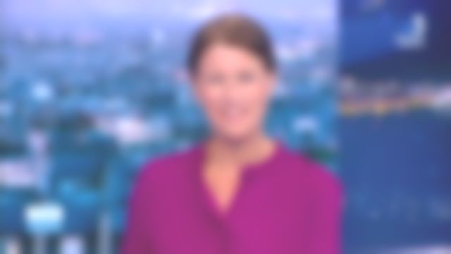 La chemise col victorien fluide prune de Carole Gaessler dans 19/20 le 19.05.2020