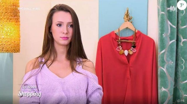 The little pink top without sleeves worn by Margot Waldorf in the show " The Queens of shopping