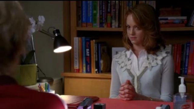 Le gilet porté par Emma Pillsbury (Jayma Mays) dans Glee (S01E17)