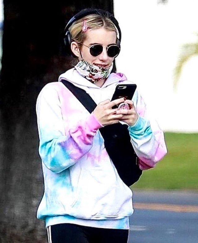 Ray Ban Round Sun­glass­es worn by Emma Roberts Los Angeles May 19, 2020