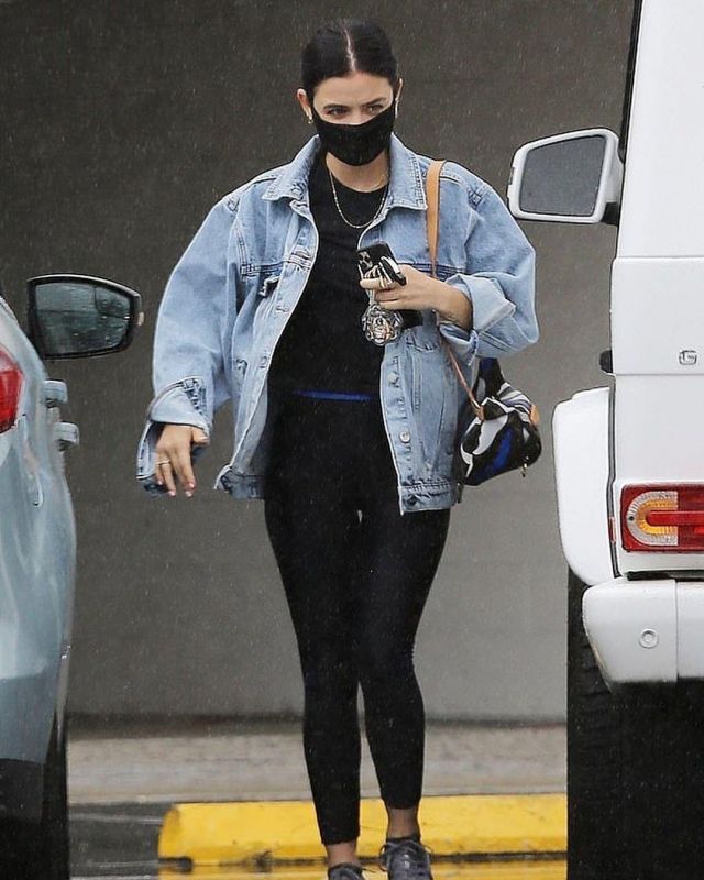 Givenchy Chien porte-clés portés par Lucy Hale Beverly Hills le 17 Mai 2020