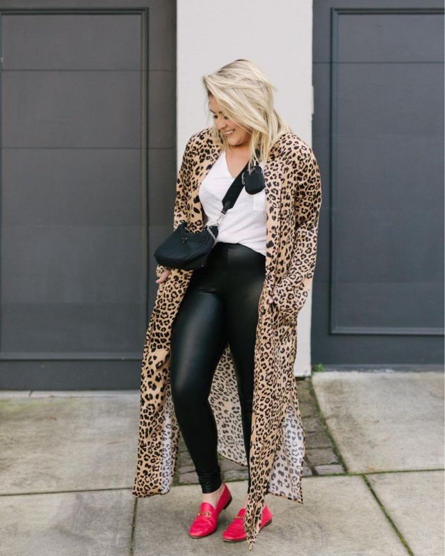 Abrigos largos de leopardo de Kat Ensign en la cuenta de Instagram @katwalksf