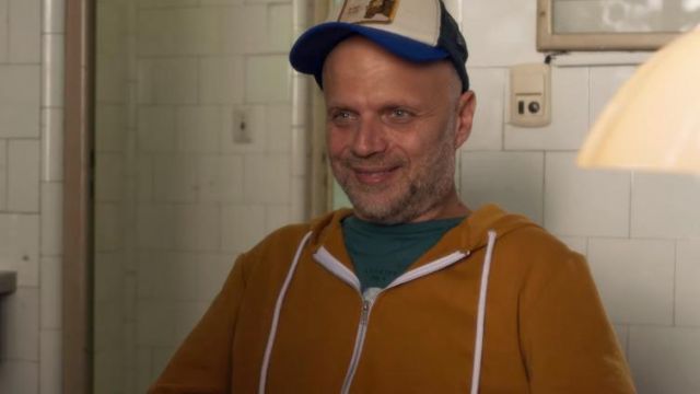La sudadera con cremallera amarillo mostaza que lleva Sebastián (Sebastián Wainraich) en Heureux... o casi (S01)
