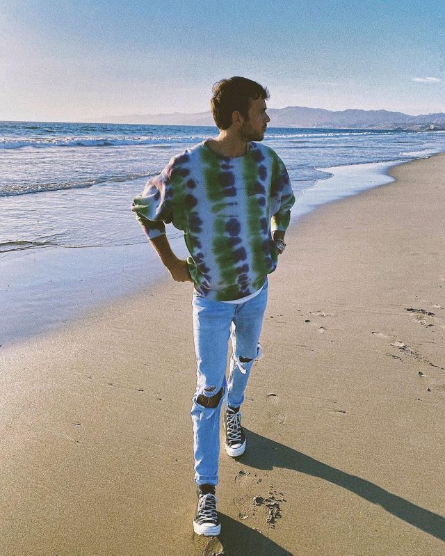 Le jean bleu déchiré porté par Hugo Philip sur son compte Instagram @hugophilip