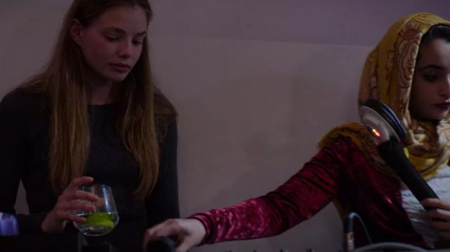 Charcoal grey long sleeve top worn by Kelly Aldrich (Kristine Froseth) in The Society (S01E03)