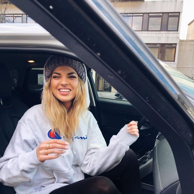 Le sweatshirt à capuche gris Champion porté par Tiffany sur son compte Instagram @tiffanyk 