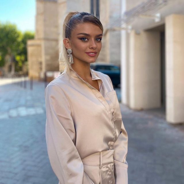 The pants beige satin worn by Lou Ruat on his account Instagram ...