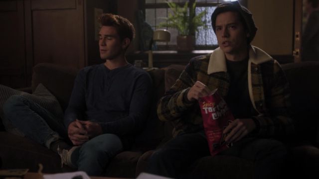 The jacket plaid collar sheep of Jughead Jones (Cole Sprouse) in Riverdale (S03E18)