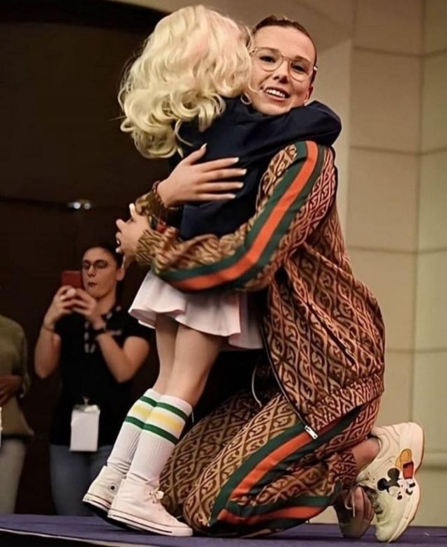 Le pantalon de survêtement Gucci porté par Millie Bobby Brown sur le compte Instagram de @milliebobbybrownsact