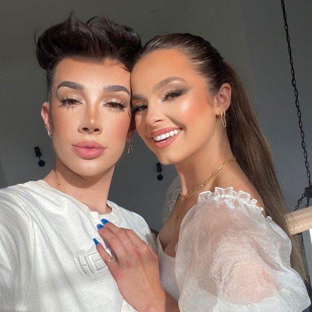 The white t-shirt with puffed sleeves worn by Addison Rae, on his account Instagram @addisonraee 