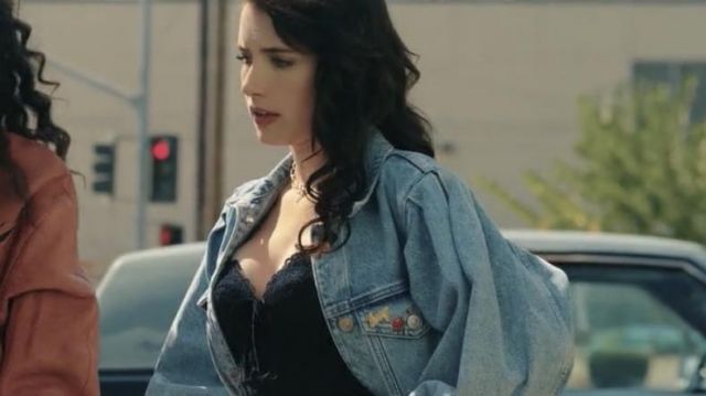 La veste en jean années 80 portée par Brooke Thompson (Emma Roberts) dans la série American Horror Story