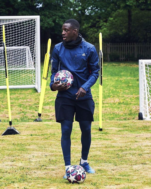 The wind-resistant blue Adidas Own The Run worn by Benjamin Mendy on his account Instagram @benmendy23