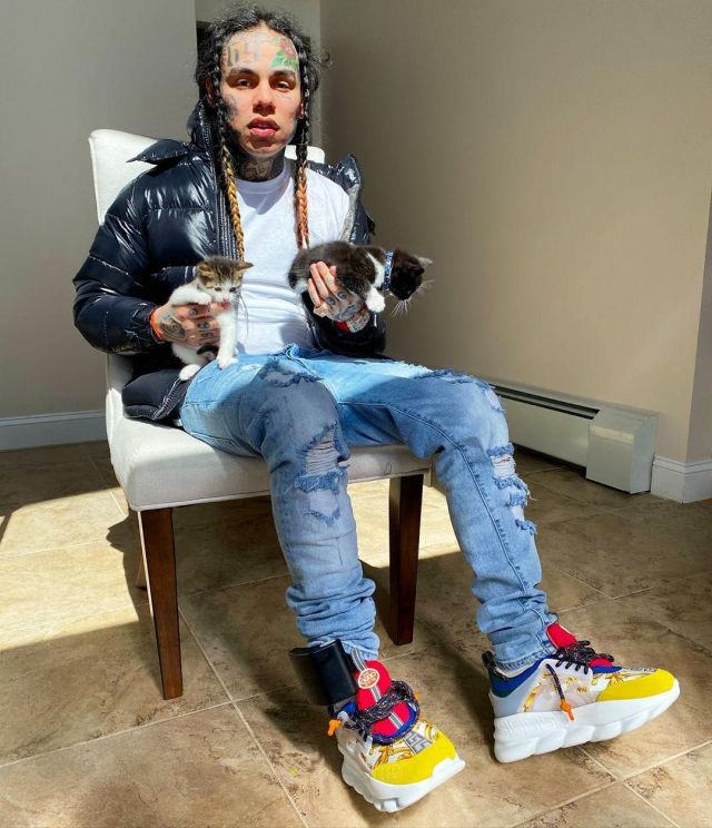 H&M Trashed Skin­ny Jeans in Light den­im blue worn by 6ix9ine on his Instagram account @6ix9ine